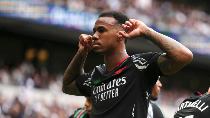Premier League: O výhre Arsenalu v derby rozhodol stopér. Newcastle v závere otočil zápas