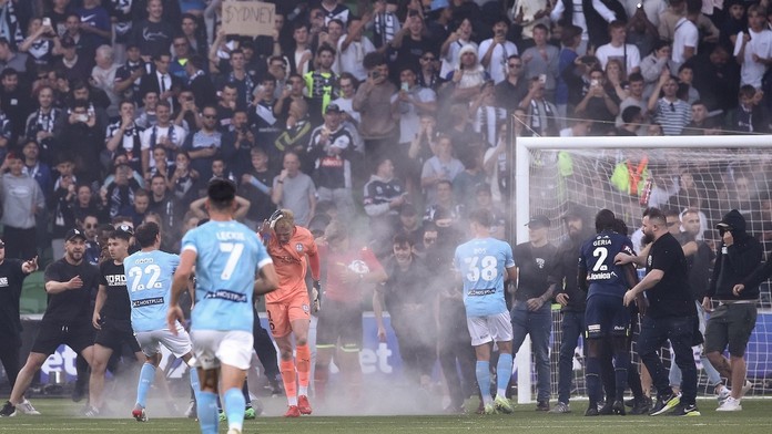 Aj brankára zranili vedrom. Melbourne za najhorší incident v ligovej histórii zaplatí rekordnú pokutu