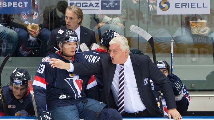 Tréner tímu Miloš Říha a vľavo Václav Nedorost počas zápasu KHL HC Slovan Bratislave - CSKA Moskva.