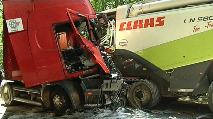 17 PN Nehoda kombajn.transferweb_jpg_bez_watermarku_1.jpg