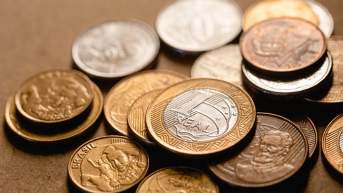 Brazílska modelka vrátila peniaze bývalému priateľovi kreatívnym spôsobom. Vyplatila ho mincami