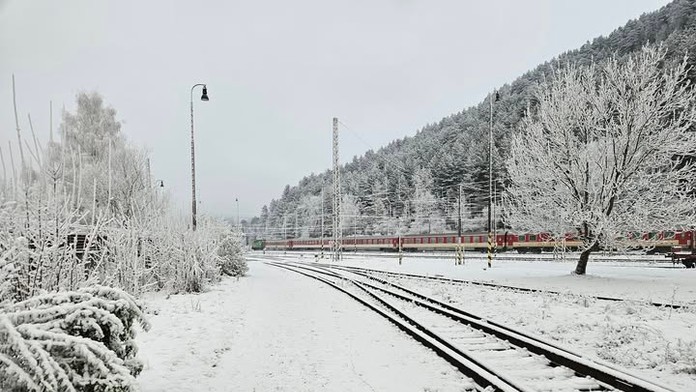 Nečakané sneženie v Ružomberku: Obyvatelia sa ráno zobudili do bielej krajiny, radary nič neukázali