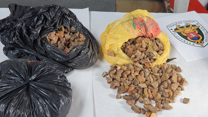 Zhabaný jantár finančnou správou.