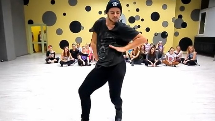 Keď muž tancuje v topánkach na vysokých podpätkoch