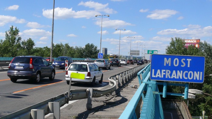 Zápcha na moste Lafranconi.