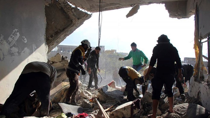 Felicity Jones a Eddie Redmayne na premiére filmu The Aeronauts v New Yorku