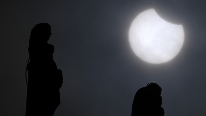 OBRAZOM: Pozrite si, ako vyzeralo čiastočné zatmenie Slnka z rôznych kútov sveta