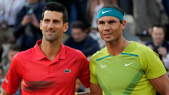 Srbský tenista Novak Djokovič (vľavo) a španielsky tenista Rafael Nadal.