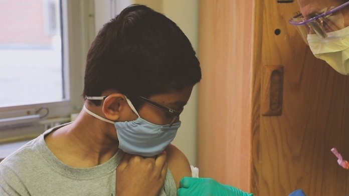 Stále viac krajín informuje o spustení očkovania detí.