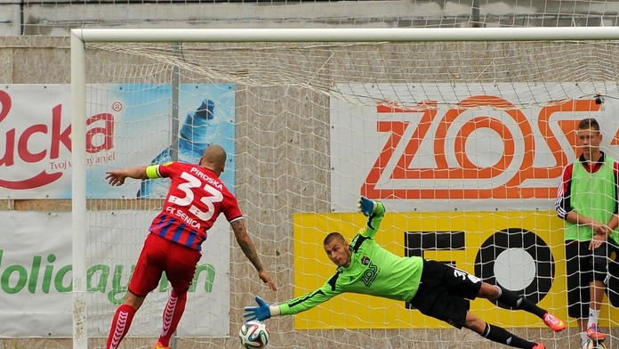 Brankár FC Spartak Trnava Dobrivoj Rusov chytá penaltu Seničanovi Jurajovi Piroskovi.