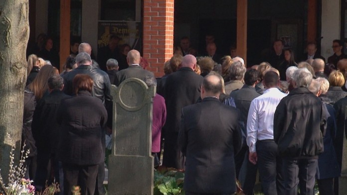 Na pohreb prišlo veľa ľudí. 