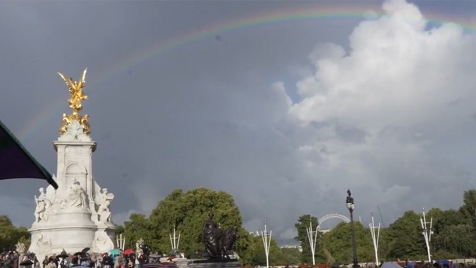 Nad Buckinghamským palácom sa rozžiarila dúha.