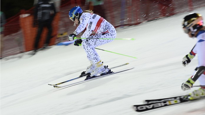 Veronika Velez-Zuzulová (vľavo) súťaží so Švajčiarkou Larou Gutovou v paralelnom slalome sp.