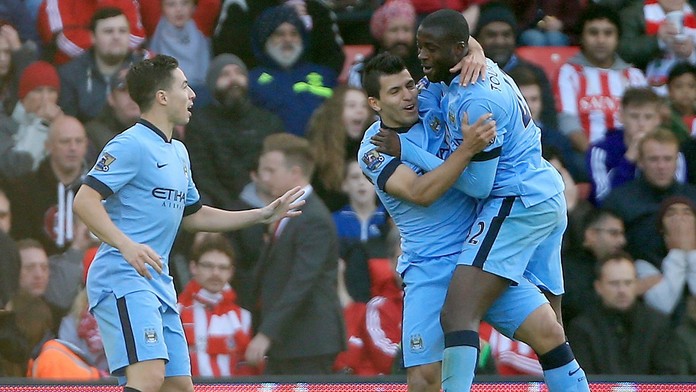 Yaya Toure (vpravo) z Manchestru City sa raduje z gólu so spoluhráčmi  Sergiom Agüerom (uprostred) a Samirom Nasrim jpg