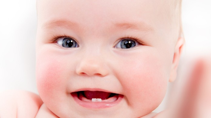 Batoľa so zúbkami.