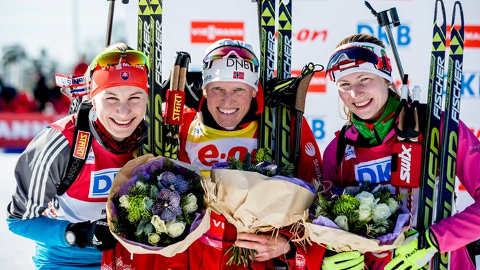 Na archívnej snímke Tora Bergerová, Anastasia Kuzminová (vľavo) a Darja Domračevovou (vpravo).