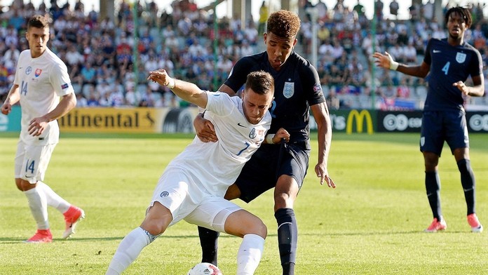 Jaroslav Mihalík a Angličan Mason Holgate.