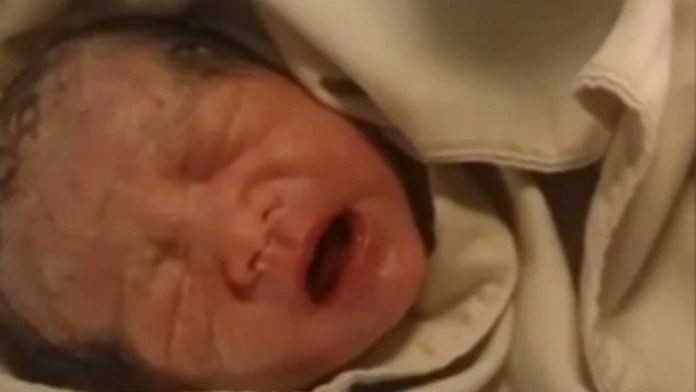 2690C95D00000578-2991513-The_newborn_baby_appears_to_be_inconsolable_while_crying_inside_-a-8_1426170526830.jpg