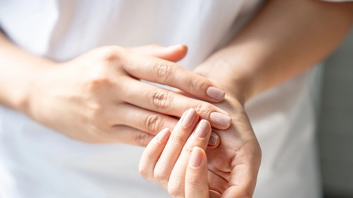 Nenápadné príznaky rakoviny pľúc: Ochorenie môžu prezradiť prsty na rukách