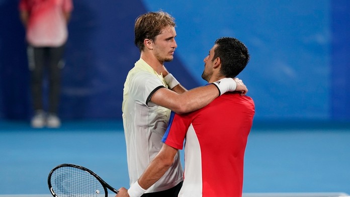 Nemecký tenista Alexander Zverev (vľavo) sa rozpráva so Srbom Novakom Djokovičom po víťazstve v semifinále dvojhry na OH 2020.