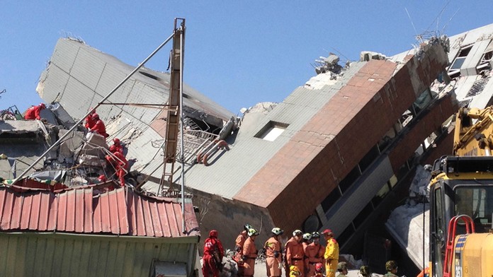 Zrútená budova v taiwanskom meste Tchaj-nan po zemestrasení.