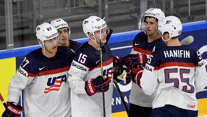 Anders Lee (vľavo) oslavuje s americkými spoluhráčmi gól v sieti Dánska v dueli MS 2017.