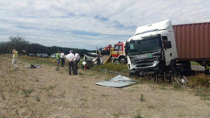 Auto sa čelne zrazilo s kamiónom.