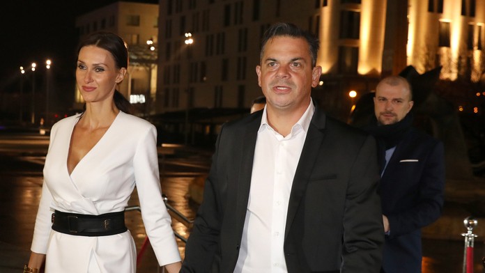 Príchody hostí na OTO: Danglova žena vyrazila dych sexy šatami