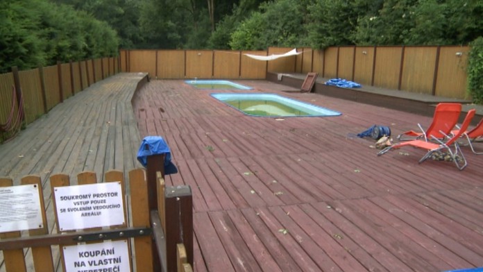 Elektrina v bazéne v českom tábore.