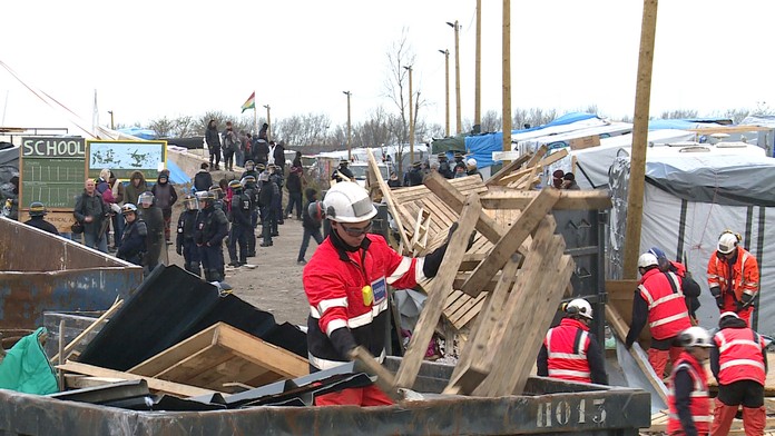 Búranie táboru v Calais. 
