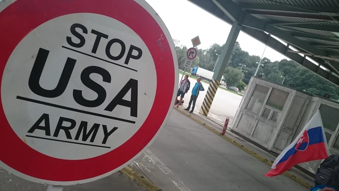 Protest proti presunu americkej armády na slovensko-českej hranici.