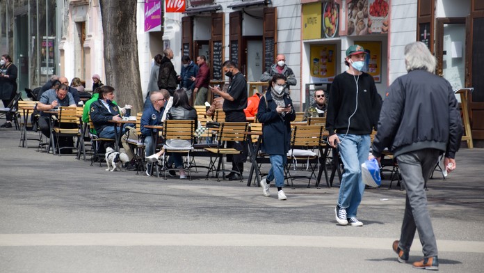 Otvorená terasa reštaurácie.