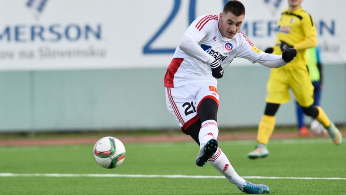 Trenčan Matúš Bero strieľa gól v prípravnom zápase AS Trenčín - Spartak Myjava.