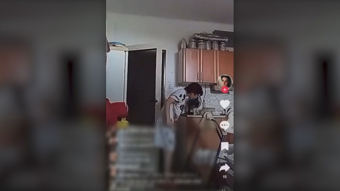 Získali sme dôkazové video: Matka zo Šale bije a kope do svojho syna. Vyhráža sa, že ho doláme