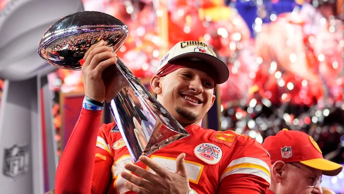 Americkí futbalisti tímu Kansas City Chiefs oslavujú triumf.