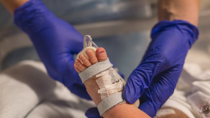 Dlhé čakanie na pohotovosti sa mu stalo osudným. Koronavírusu podľahlo len jednoročné bábätko