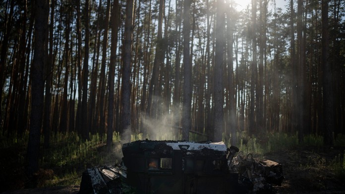 Zničené vozidlo po ruskom útoku.