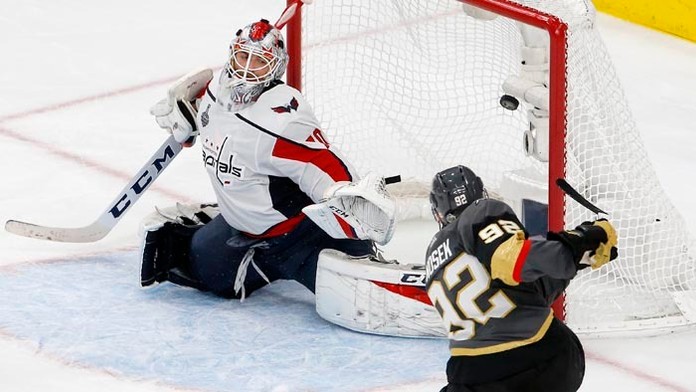 Útočník Vegas Tomáš Nosek (vpravo) strieľa gól brankárovi Capitals Bradenovi Holtbymu.