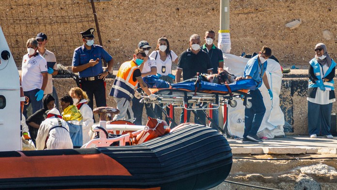 Tragický požiar v Taliansku. Oheň zachvátil čln s migrantmi, zahynuli dve deti