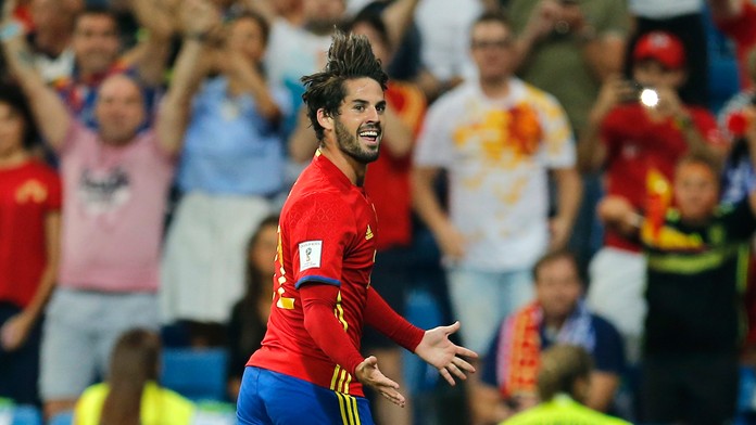 Isco sa v drese Španielska teší z gólu.