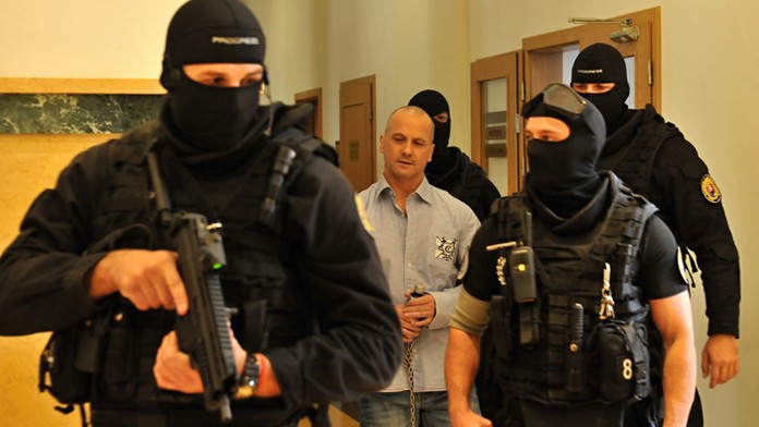 František Salinger prichádza na hlavné pojednávanie v súvislosti s výbuchom telefónnej búdky v Žiline