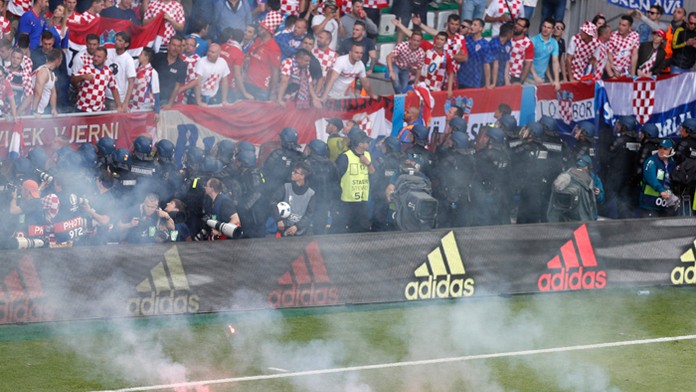 Svetlice na ihrisku v zápase D-skupiny Česká republika - Chorvátsko na ME.