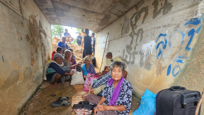 Thajčania, ktorí utiekli pred zrážkami medzi thajskými a kambodžskými vojakmi, sa ukrývajú v provincii Surin na severovýchode Thajska.