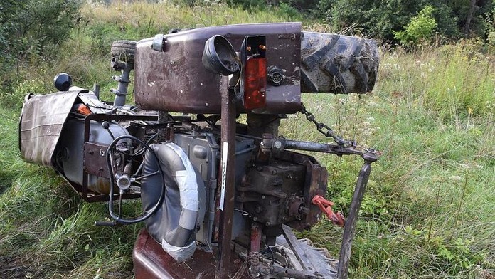 Obrovská tragédia v Poľsku: Traktor rozdrvil dôchodcu, spolujazdec stihol vyskočiť