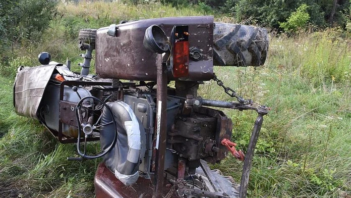 Obrovská tragédia v Poľsku: Traktor rozdrvil dôchodcu, spolujazdec stihol vyskočiť