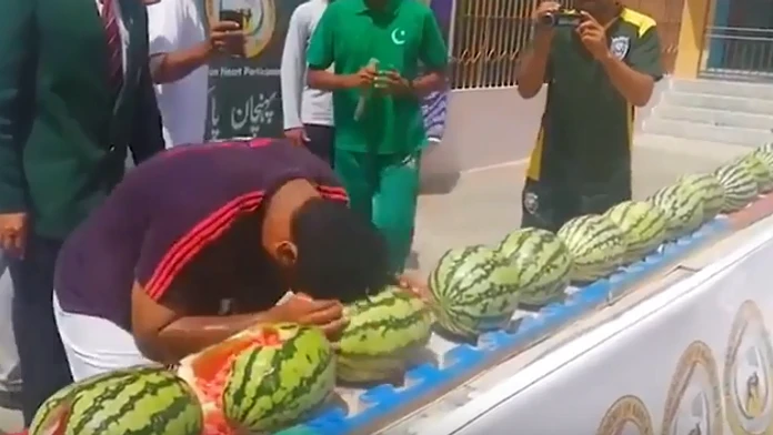 Pakistanec počas svojho pokusu o prekonanie svetového rekordu. 