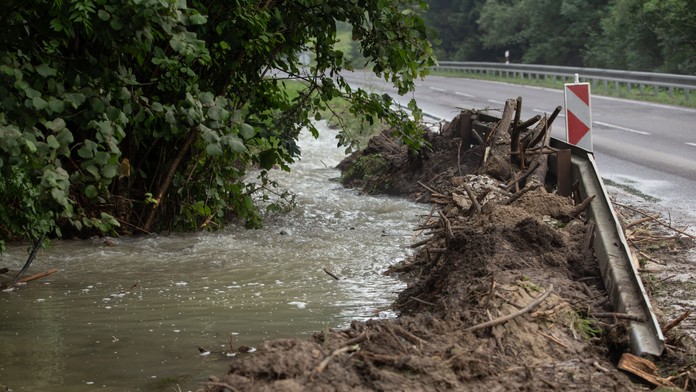 Výstraha pred povodňami aktuálne platí v 12 okresoch, varuje SHMÚ