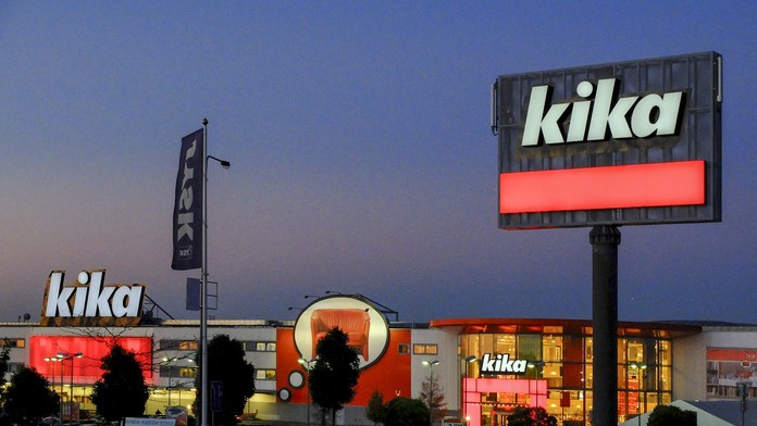 Známy nábytkársky gigant sa zmieta v problémoch. Zrejme zatvorí všetky predajne