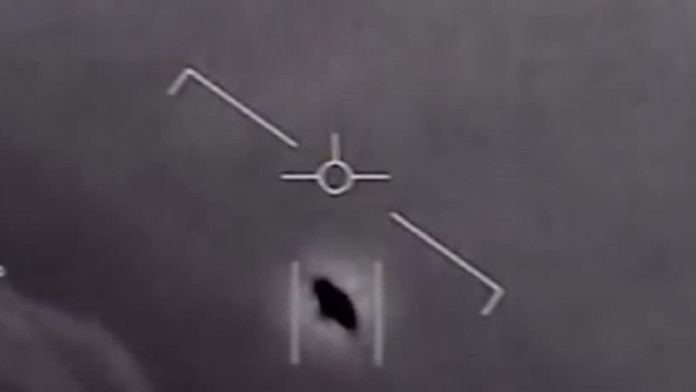 VIDEO: Nové zábery UFO? Nad americkou základňou mal prelietať záhadný objekt meniaci farbu