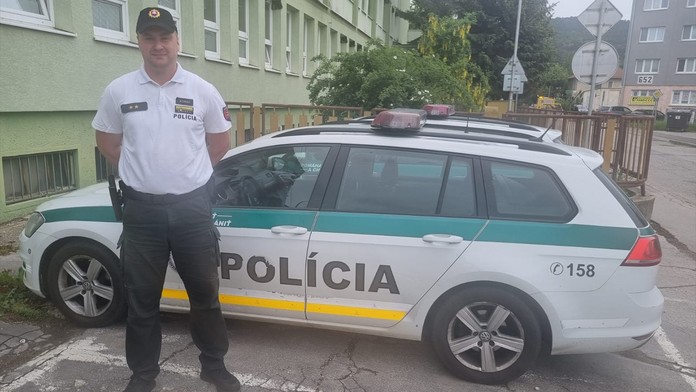 Od dopravnej nehody ho delili sekundy. Zakliesnenému autu na priecestí pomohol policajt počas skúšok v autoškole